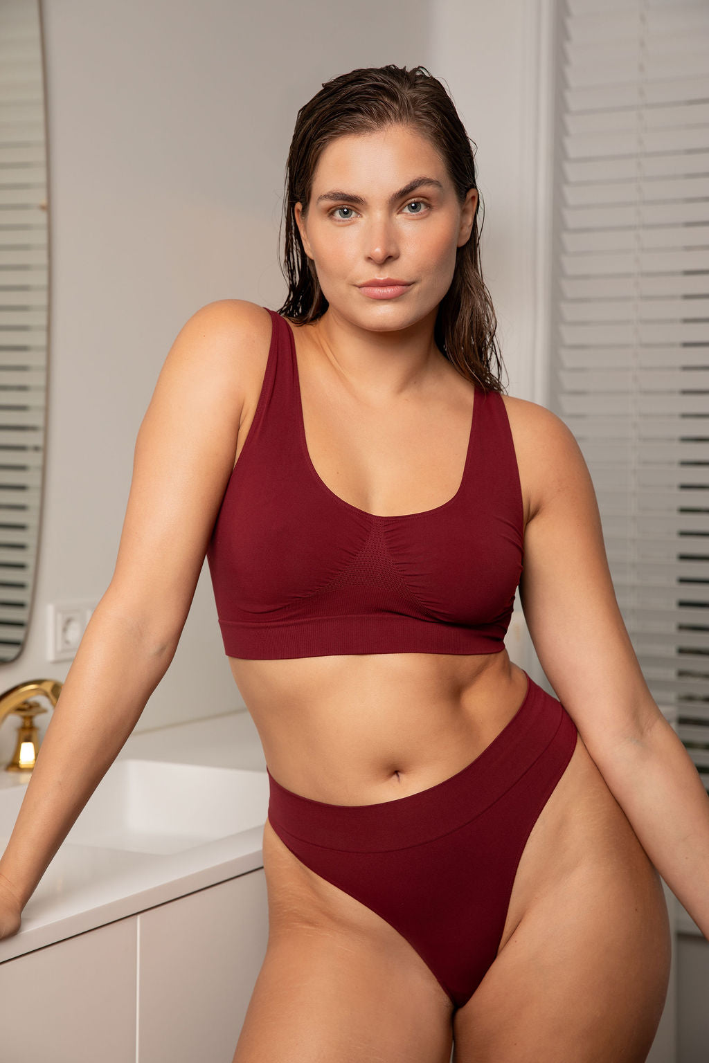 Mooie model draagt bruin short